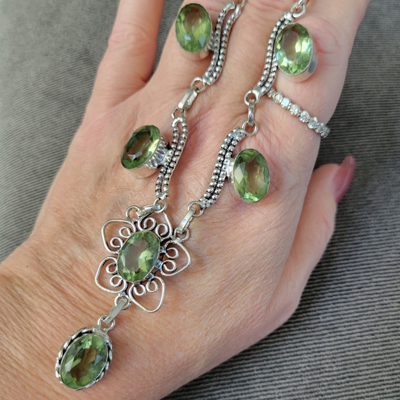 Jewelry - Elegant Silver And Green Gemstone Necklace. PeridotGreen Crystal Quartz Necklace